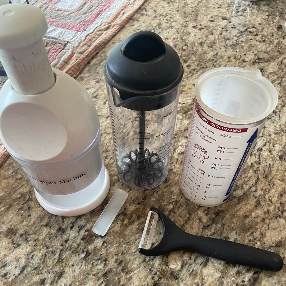 Pampered chef decorating kit,peeler,measuring cup&dressing maker. choppermachine
